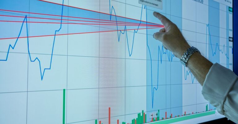Oil Falls on Profit-Taking as Iran Sanctions Loom