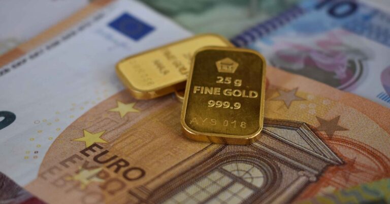 Gold Surges Past $4,700 as Central Banks Buy Record 289 Tonnes