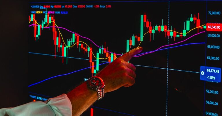 Gold Holds Near $4,400 as Fed Hike Odds Hit 52%